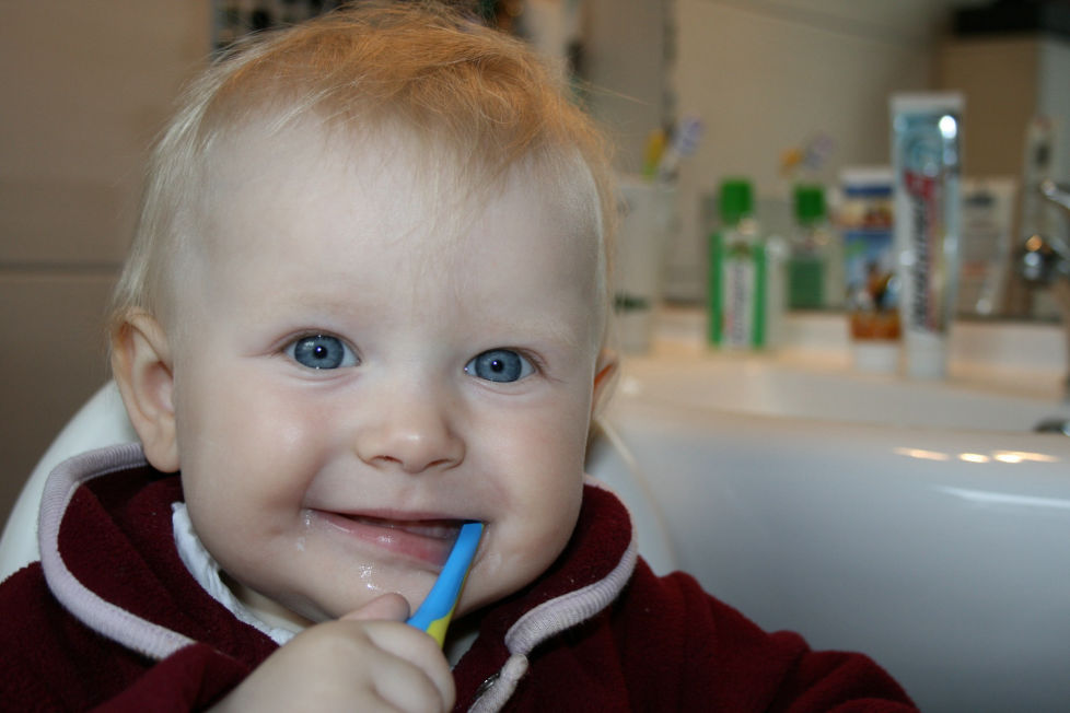 Παιδί βουρτσίζει τα δόντια του
